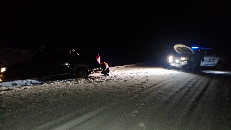 Efectuaron operativo de rescate en vehculos varados por la nieve en la ruta 40