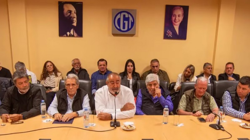 La CGT y las dos CTA evalan movilizar al Congreso cuando se trate la Ley Bases en el Senado 
