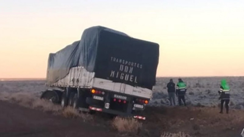 Despiste de un camin en la Ruta 3 en la zona de Caadn Ferrays