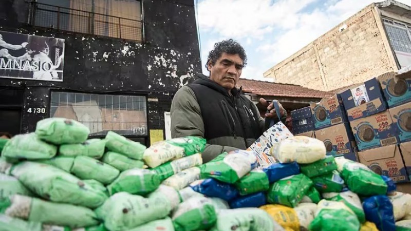 El santacruceo campen del mundo tiene un comedor en su casa: "no quiero que pasen hambre como pas yo"