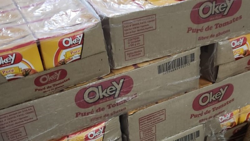 Salsa de tomate "Okey" que estaba vendida, decomisada el viernes en un local de Ro Gallegos. 