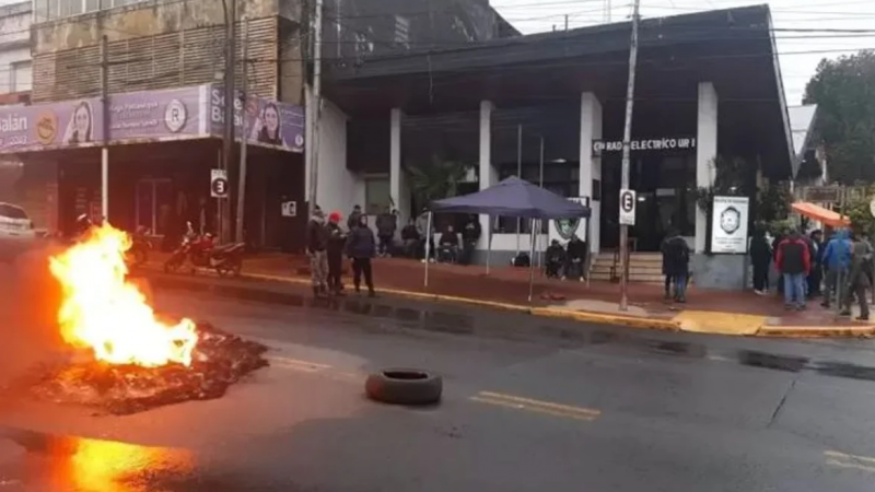 Policas tomaron el Comando Radioelctrico en Posadas. (Foto NA)