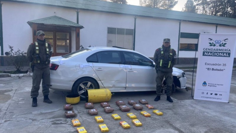 Escap de un control policial, abandon un auto con 24 kilos de drogas y huy al bosque