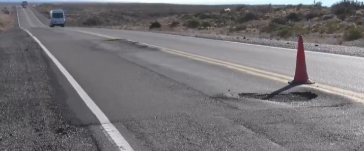 Santa Cruz: por esquivar pozos de la ruta 3, un auto choc a otro 