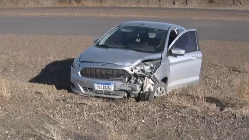 Santa Cruz: por esquivar pozos de la ruta 3, un auto choc a otro 