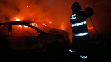 Rosario: incendiaron 4 vehículos estacionados en la puerta de una comisaría