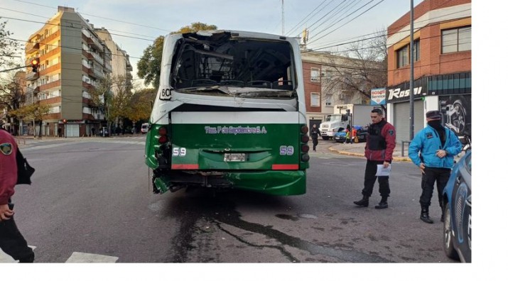 Impactante choque entre dos colectivos en Chacarita: 17 heridos