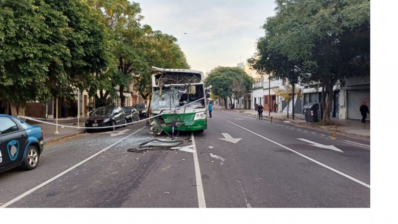 Impactante choque entre dos colectivos en Chacarita: 17 heridos