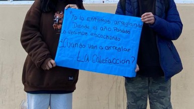 Alumnos del Secundario N°26 de Río Gallegos hicieron sentada pidiendo calefacción