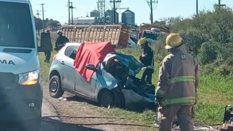 Murieron un nene de 5 aos, su madre y su abuela en un brutal choque entre un auto y un camin 