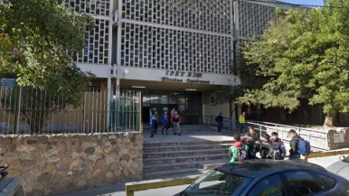 Ingresó a una escuela y atacó a trompadas a cinco estudiantes que habían discutido con su hija 