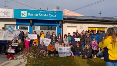 Santa Cruz: contundente movilización de vecinos de Tres Lagos para que no cierre la única sucursal del Correo Argentino 