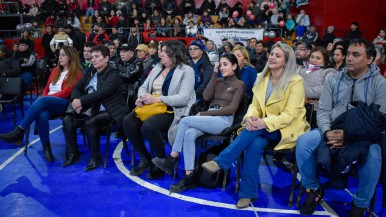 Municipio entregó adjudicaciones en venta a familias del "Madres a la Lucha" y realizó anuncios 