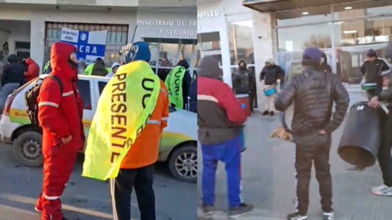 Protesta de desocupados afuera de la cartera laboral.