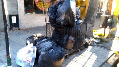 Tensión en Esquel: por el paro de los municipales, ya se acumulan toneladas de basura en las calles 