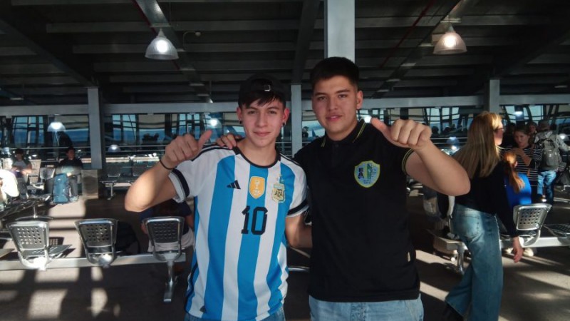 Dos estudiantes santacruceos viajan rumbo a Francia representando a la Argentina