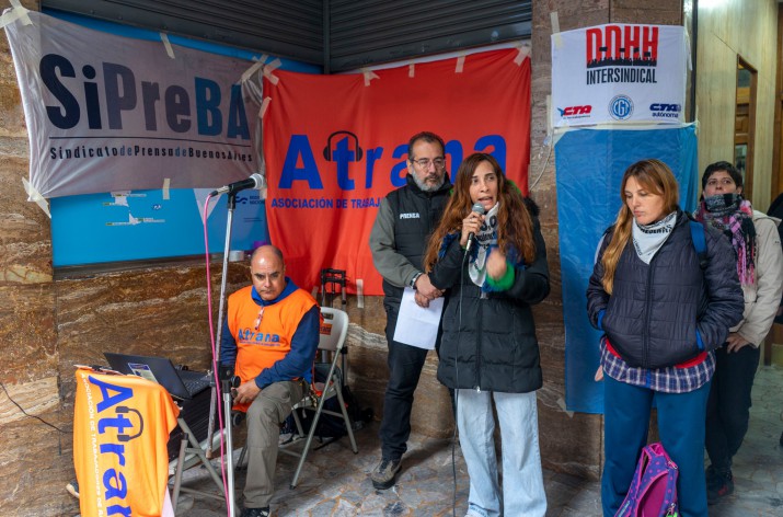 Realizan abrazo a Radio Nacional en contra de las privatizaciones de los medios pblicos