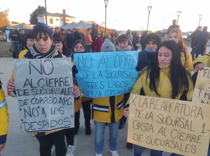 Trabajadores del correo se manifestaron en la previa del acto por el 25 de Mayo