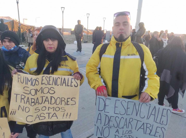 Trabajadores del correo se manifestaron en la previa del acto por el 25 de Mayo