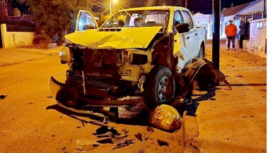 Manejaba alcoholizado y chocó su camioneta contra un auto estacionado