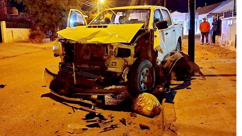 Manejaba alcoholizado y choc su camioneta contra un auto estacionado