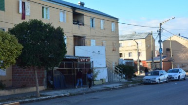 Asesinan a puñaladas a un hombre en un departamento del barrio 290 Viviendas