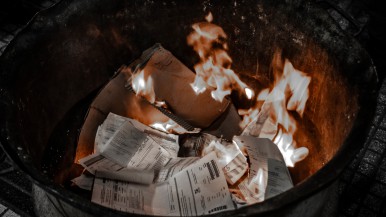 Quema de boletas en San Rafael, Mendoza (Foto: Amor y Pólvora) 