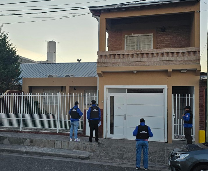 La polica de Santa Cruz desbarat una red de extorsin: allanamientos en dos provincias, filmaciones y robo de millones de pesos y miles de dlares 