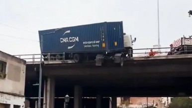 Accidente en la autopista 25 de Mayo: evacuaron un jardín de infantes por el camión que quedó colgado