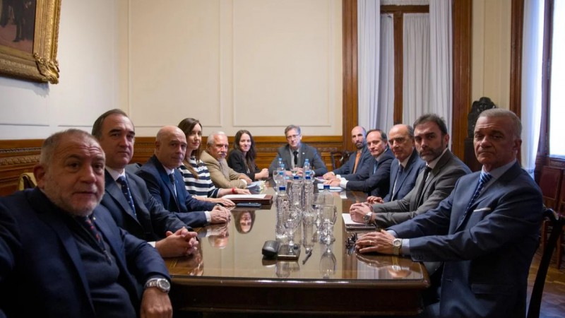 Villarruel y Francos recibieron en el Senado a un grupo de senadores "dialoguistas" por la ley Bases y el paquete fiscal 