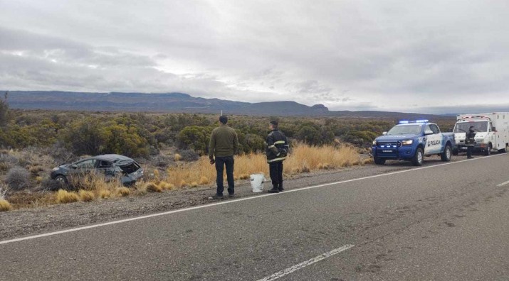 Santa Cruz: vena de Chile, volc en un Mazda Demio y fue llevado en ambulancia por precaucin a Los Antiguos