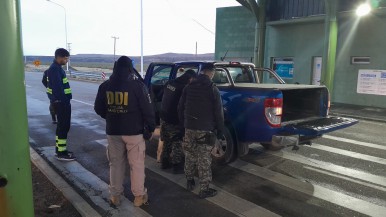 En un control en Güer Aike, encontraron una  mujer buscada por amenazas y un hombre con pedido de captura