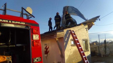 Por los fuertes vientos en Santa Cruz, se volaron techos, se cayeron portones y una casilla se arrastró varios metros 