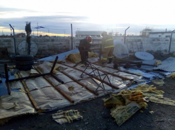 Por los fuertes vientos en Santa Cruz, se volaron techos, se cayeron portones y una casilla se arrastr varios metros 