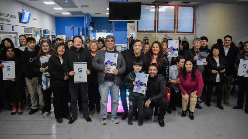 Municipio de Ro Gallegos entreg a familias decretos de adjudicacin en venta y de obligaciones cumplidas 