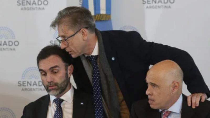 Los senadores Luis Juez, Esteban Atauche y Bartolom Abdala durante la reunin. Foto NA: MARIANO SNCHEZ