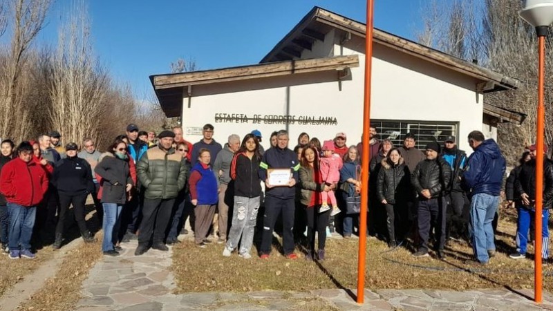 Chubut: Cierran la sede del Correo en Gualjaina y el nico empleado se despidi abrazado por sus vecinos 