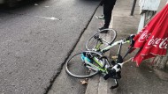 Video: un ciclista murió luego de chocar contra un auto que estaba frenado