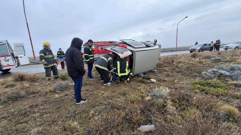 Santa Cruz: los bomberos rescataron a una persona que haba quedado atrapada luego de un vuelco