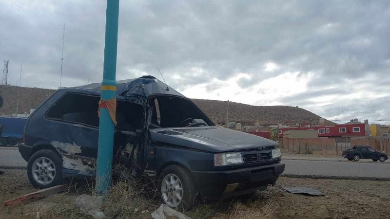 Santa Cruz: choc contra un poste de luz, los bomberos lo tuvieron que rescatar del auto y fue llevado al hospital