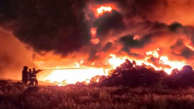 Voraz incendio en el vaciadero de Río Gallegos