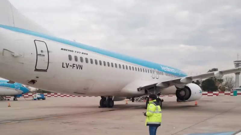 Vdeo: un vuelo de Aerolneas que iba a una provincia patagnica debi aterrizar de emergencia 