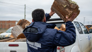 Entregaron leña a familias sin gas 