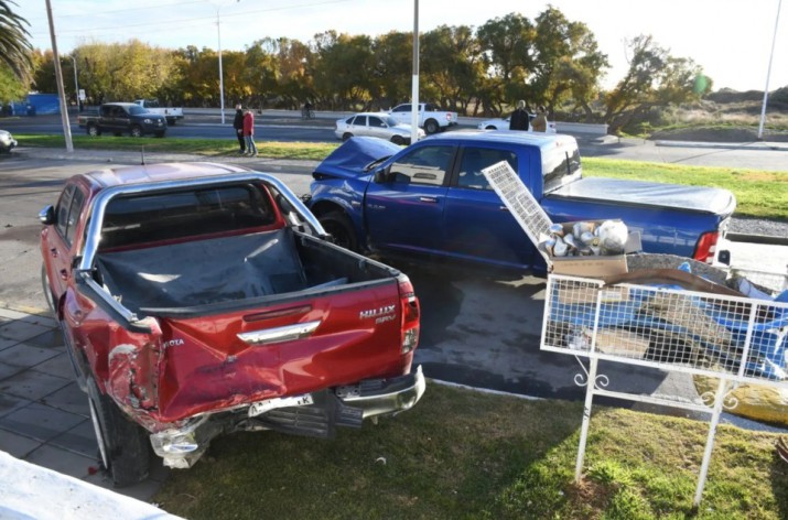 Choc en contramano, rompi dos camionetas y no le hicieron la alcoholemia