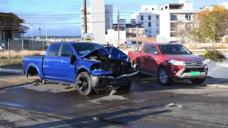 Choc en contramano, rompi dos camionetas y no le hicieron la alcoholemia