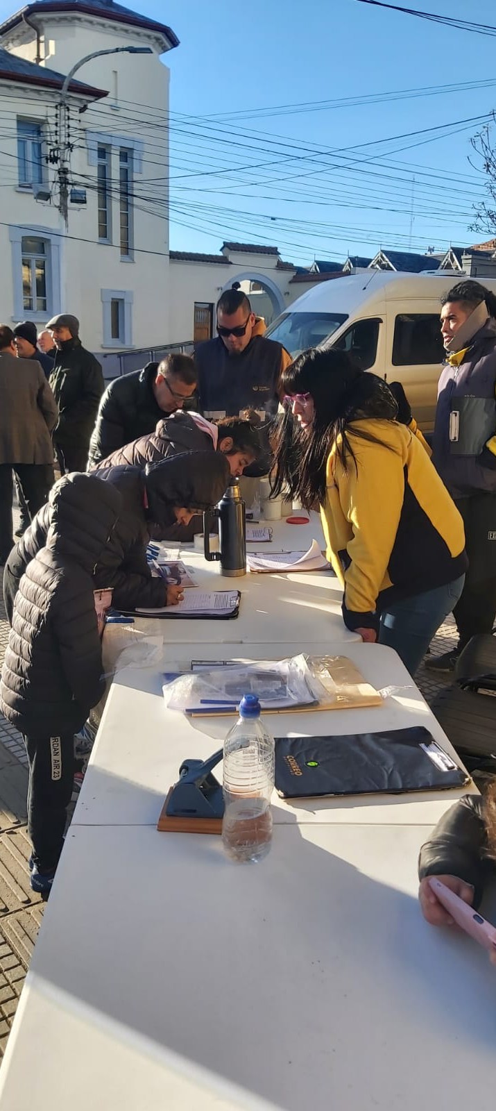 Trabajadores del Correo Argentino juntan firmas en Ro Gallegos contra la privatizacin 