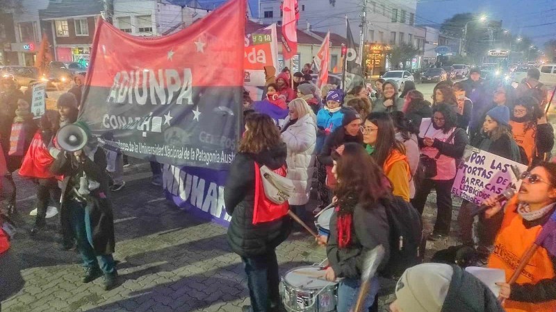 ADIUNPA Santa Cruz en la marcha universitaria. 