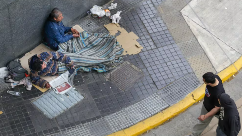 Un estudio de la UCA estim que la pobreza en Argentina ascendi al 55,5% y la indigencia al 17,5% (REUTERS/Agustin Marcarian)