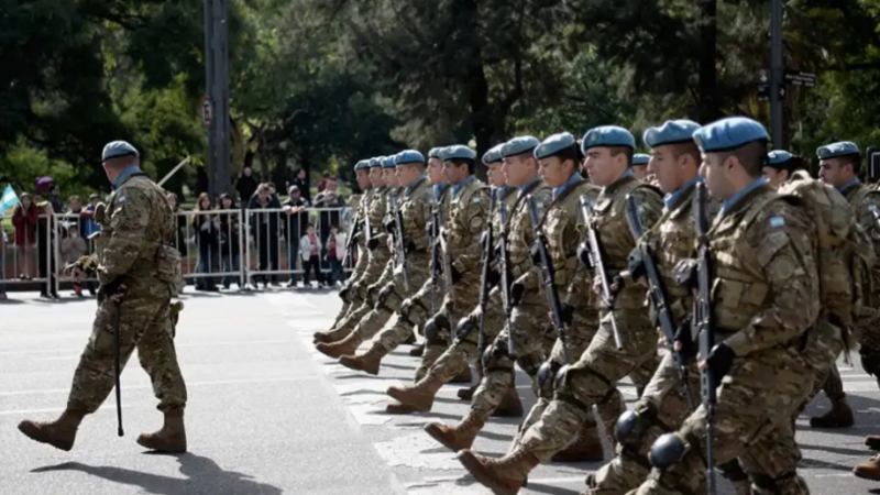 Las fuerzas armadas reibieron aumento de sueldo. 