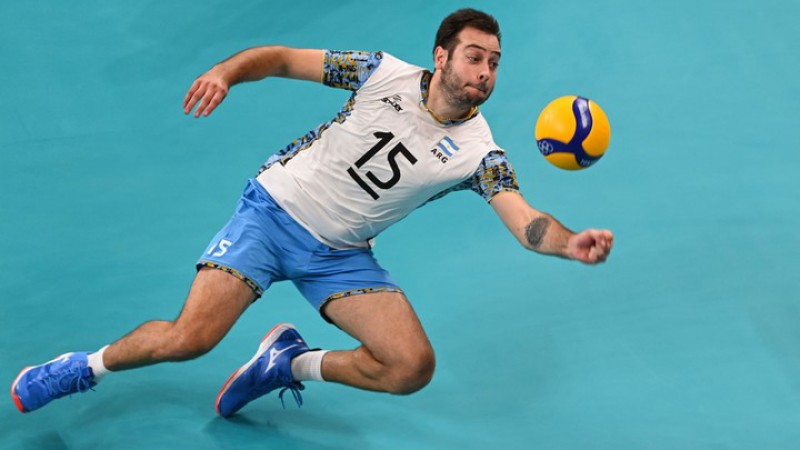 Jugador de la Seleccin Argentina de Voley sostuvo que el Cenard est en "una debacle importante" y que entrenan "sin agua caliente"